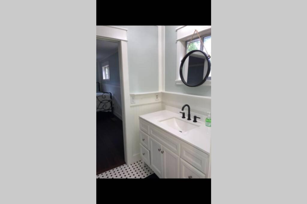 Tucked Away Newly Renovated 2 Bedroom/ 1 Bath Sleeps 8 Бюфорт Екстериор снимка