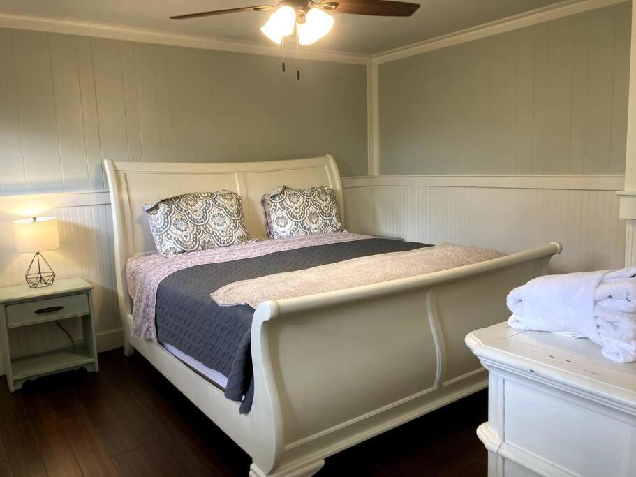 Tucked Away Newly Renovated 2 Bedroom/ 1 Bath Sleeps 8 Бюфорт Екстериор снимка
